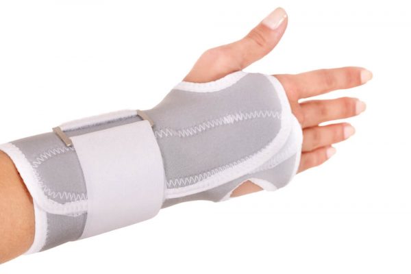 graue Bandage mit weiße Nähten und Klettverschluss zum simplen An- & Ausziehen.